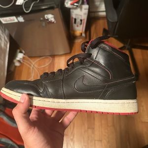 Air Jordan 1 mid “black red”